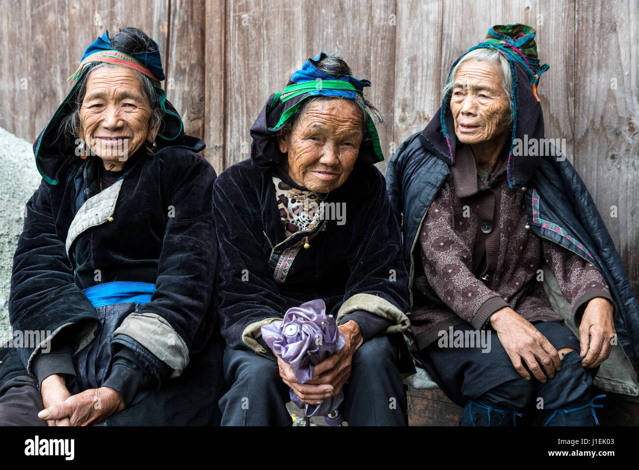 Huanggang, Guizhou, en Chine. Personnes âgées Les femmes Dong Dong dans un village ethnique. Banque D'Images