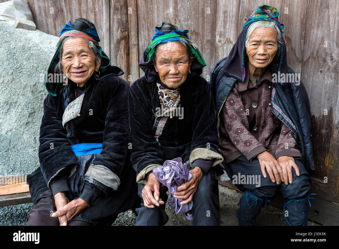 Huanggang, Guizhou, en Chine. Personnes âgées Les femmes Dong Dong dans un village ethnique. Banque D'Images