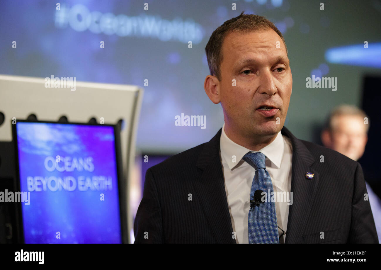 Direction de mission Scientifique de la NASA Administrateur Associé Thomas Zurbuchen discute de nouvelles conclusions sur les lunes de Jupiter et de Saturne par Cassini pouvoir participer aux chercheurs de la mission et le télescope spatial Hubble au siège de la NASA, 13 avril, 2017 à Washington, DC. (Photo par Joel Kowsky /NASA via Planetpix) Banque D'Images