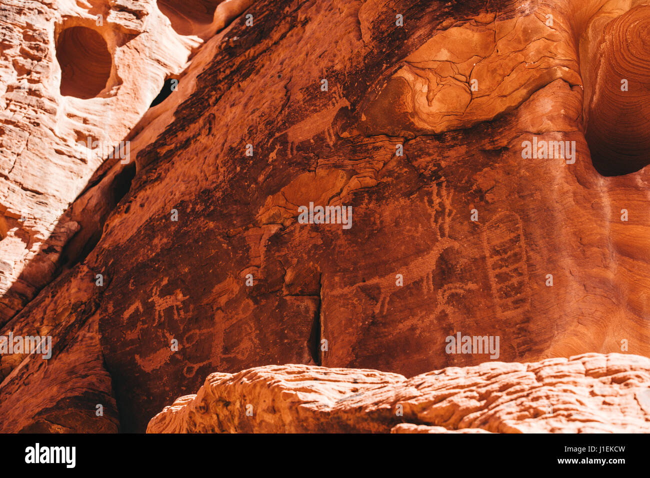 Le sentier du réservoir, Souris Valley of Fire State Park, Nevada, USA - 19 octobre 2016. De nombreux excellents exemples de pétroglyphes préhistoriques de l'Anasazi, un Banque D'Images