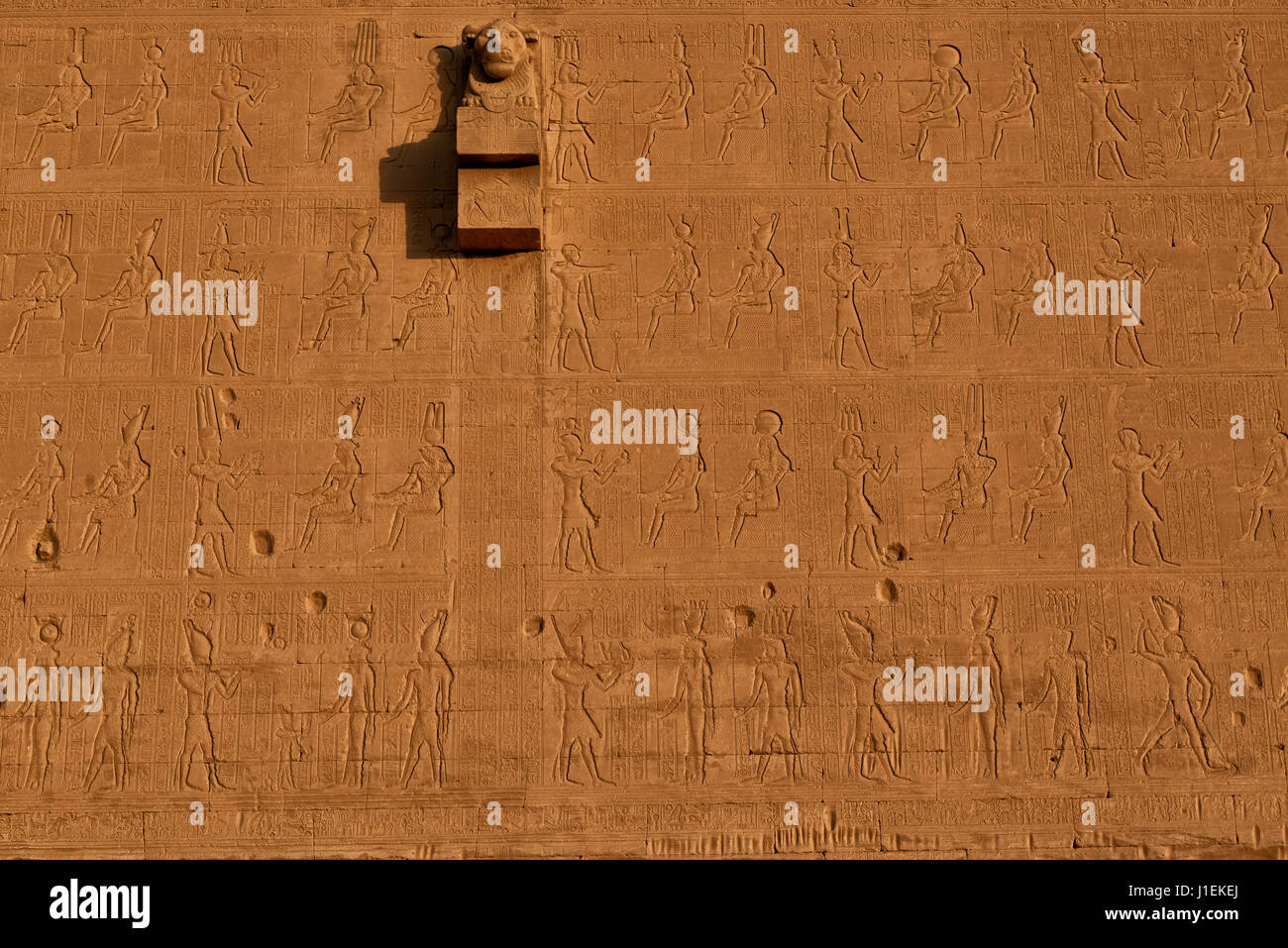 Les hiéroglyphes sur le mur extérieur du temple ptolémaïque d'Hathor à Dendera Temple complexe, Qena, Egypte, Afrique du Sud Banque D'Images