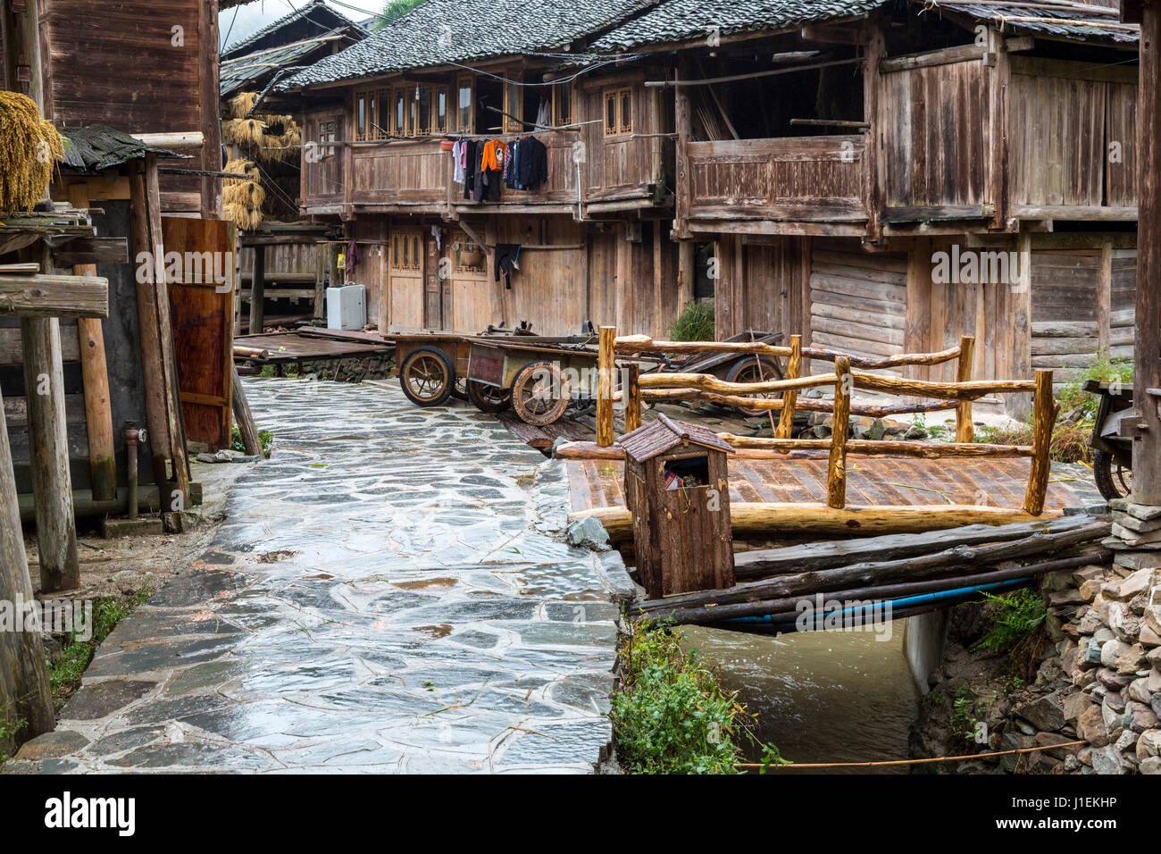 Huanggang, Guizhou, en Chine. Maisons traditionnelles dans un village ethnique. Banque D'Images