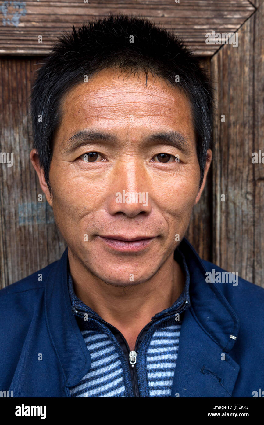Huanggang, Guizhou, en Chine. Jeune homme de la minorité ethnique Dong. Banque D'Images