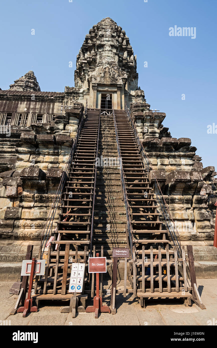Escaliers jusqu'au niveau supérieur du Temple d'Angkor Wat fermées à cause de la Journée de Bouddha Banque D'Images