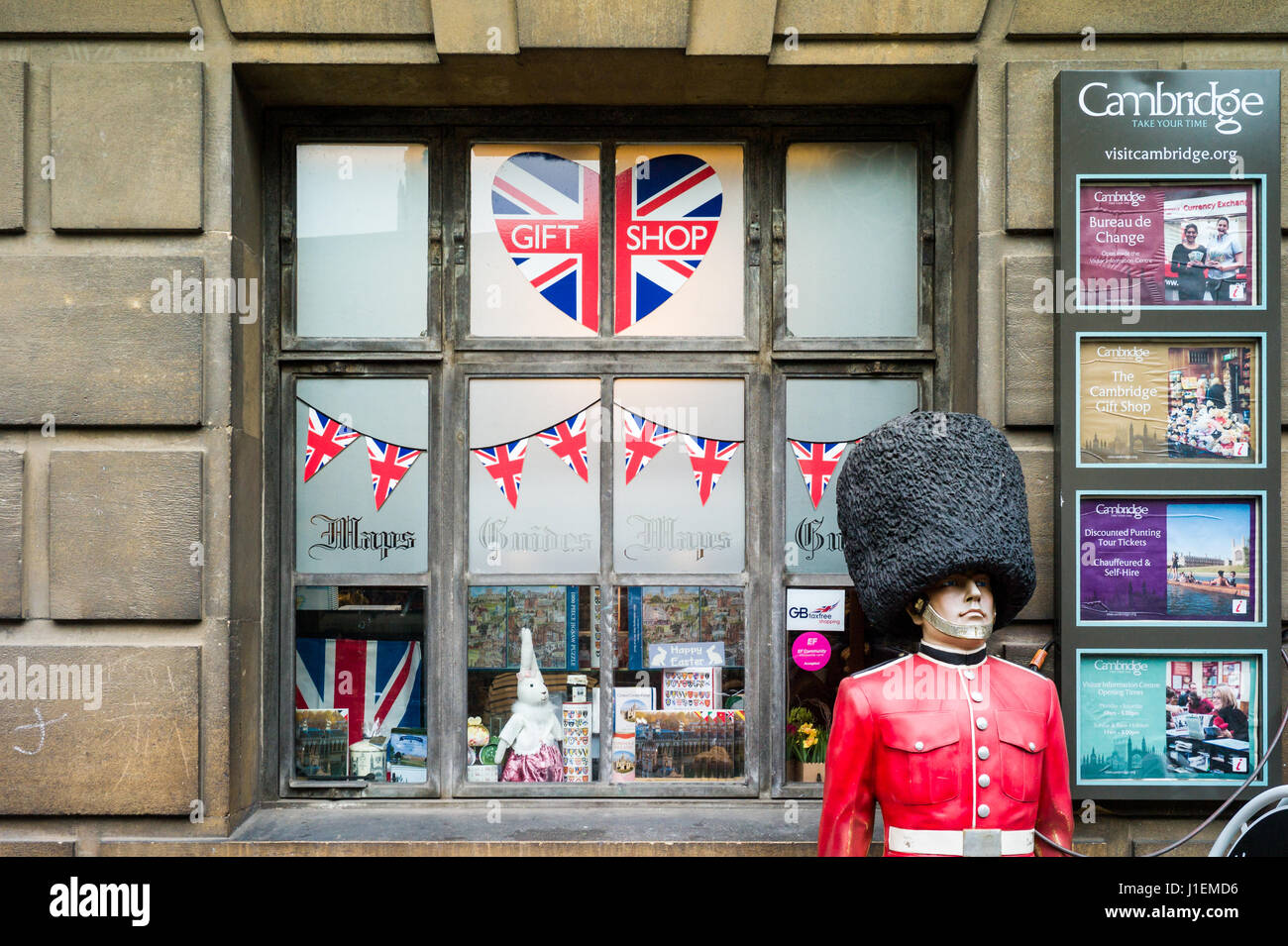 Cambridge Bureau d'information touristique et une boutique à pois Hill dans le centre historique de Cambridge UK Banque D'Images