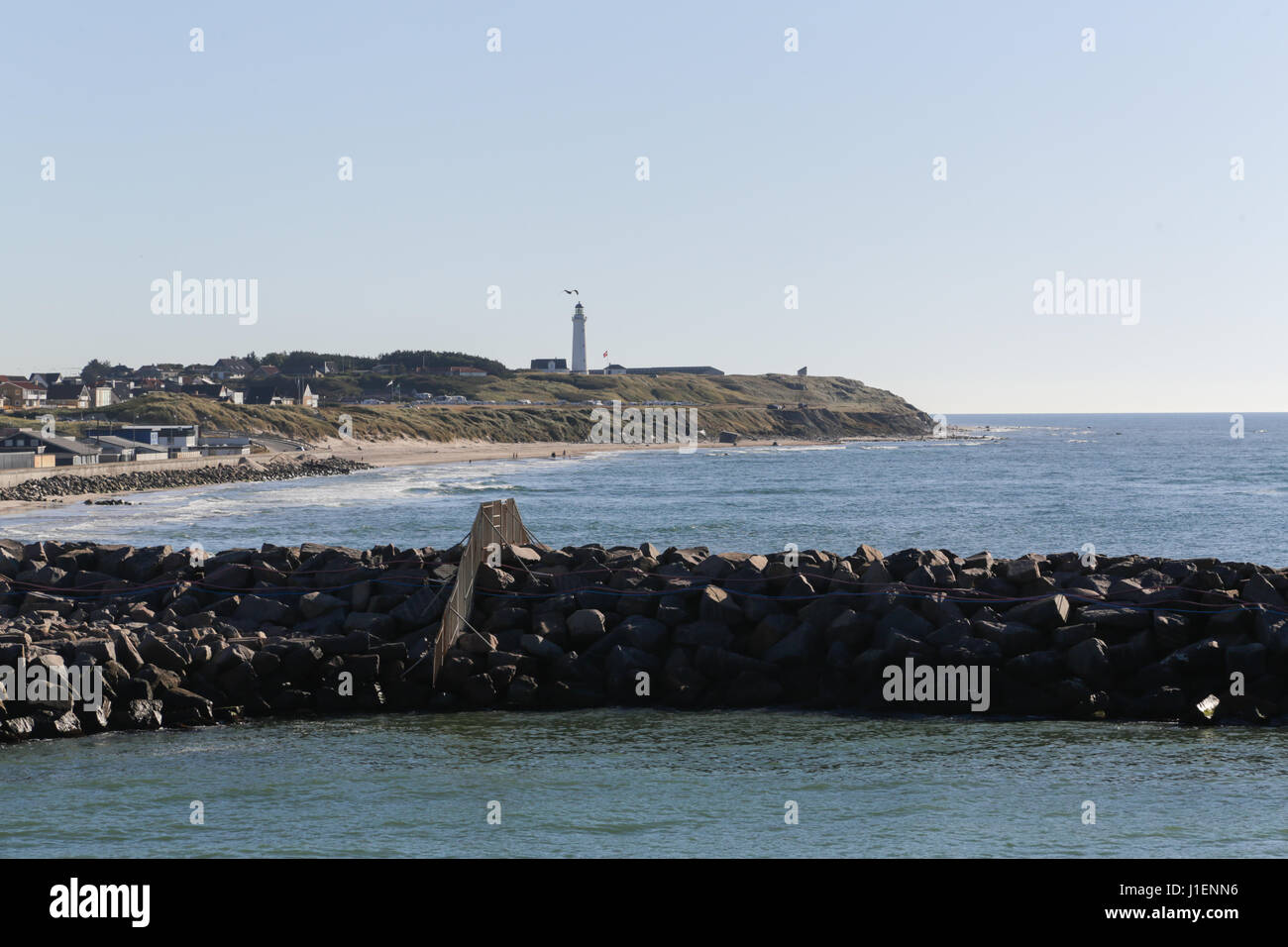La côte de Hirtshals et un phare à l'arrière-plan Banque D'Images