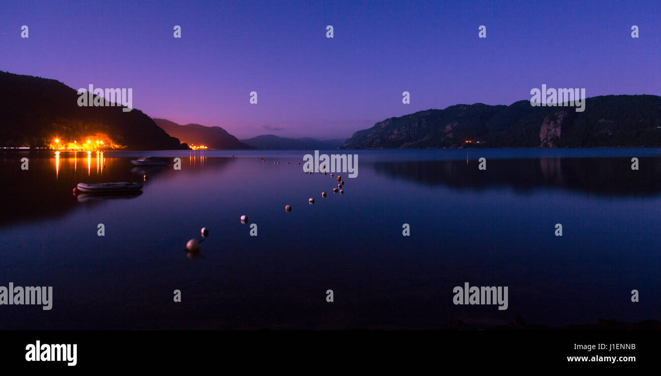 La magnifique côte norvégienne autour de Kristiansand en Scandinavie dans la nuit Banque D'Images