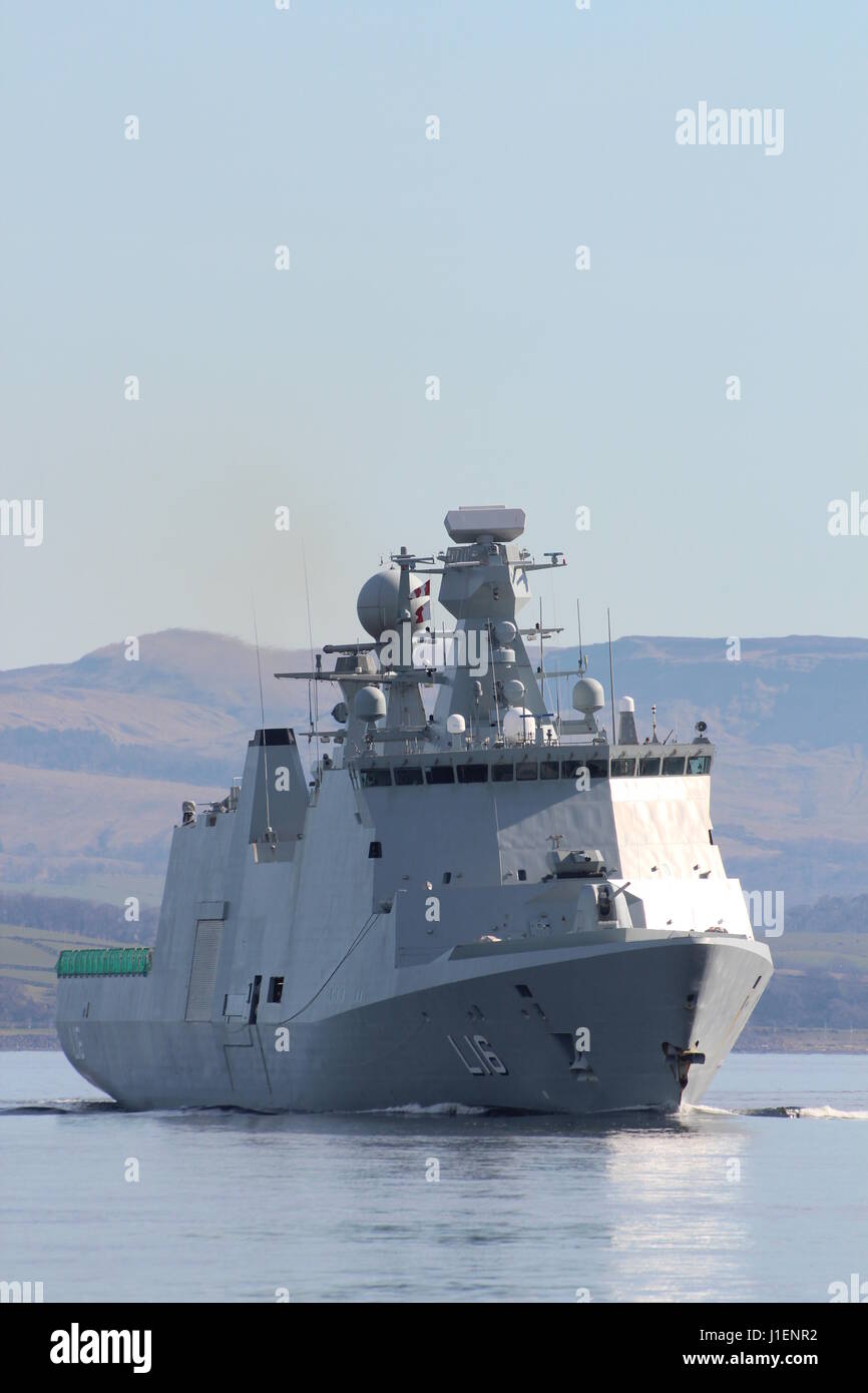 KDM Absalon (L16), une classe d'Absalon navire de commandement et de soutien de la Marine royale danoise, passant Greenock au début de l'exercice Joint Warrior 17-1. Banque D'Images