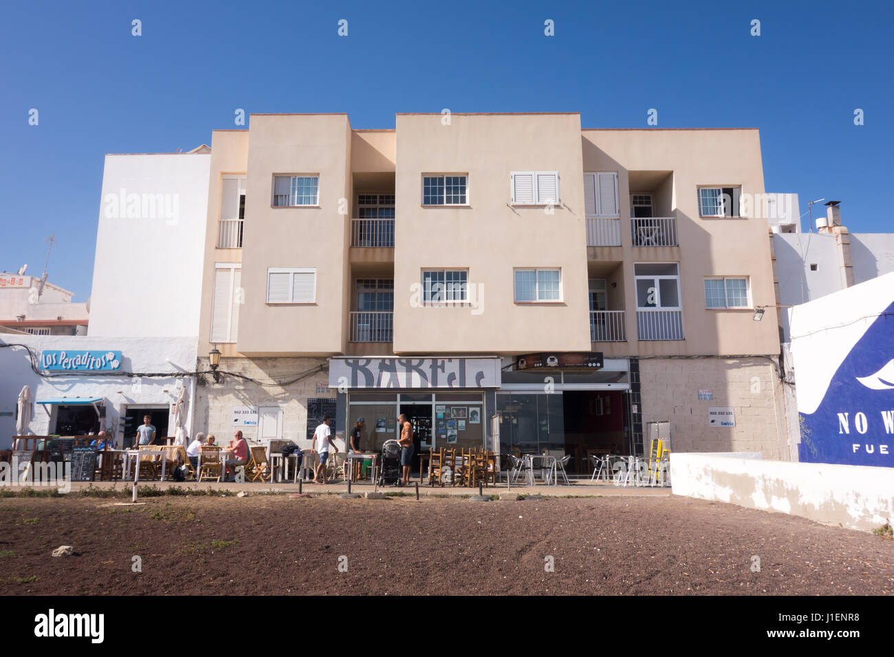 Babel Bar est un petit bar à Corralejo, Espagne. Ils servent un petit-déjeuner anglais et italien, des hot dogs et des hamburgers, classique et des spécialités de cocktails. Banque D'Images