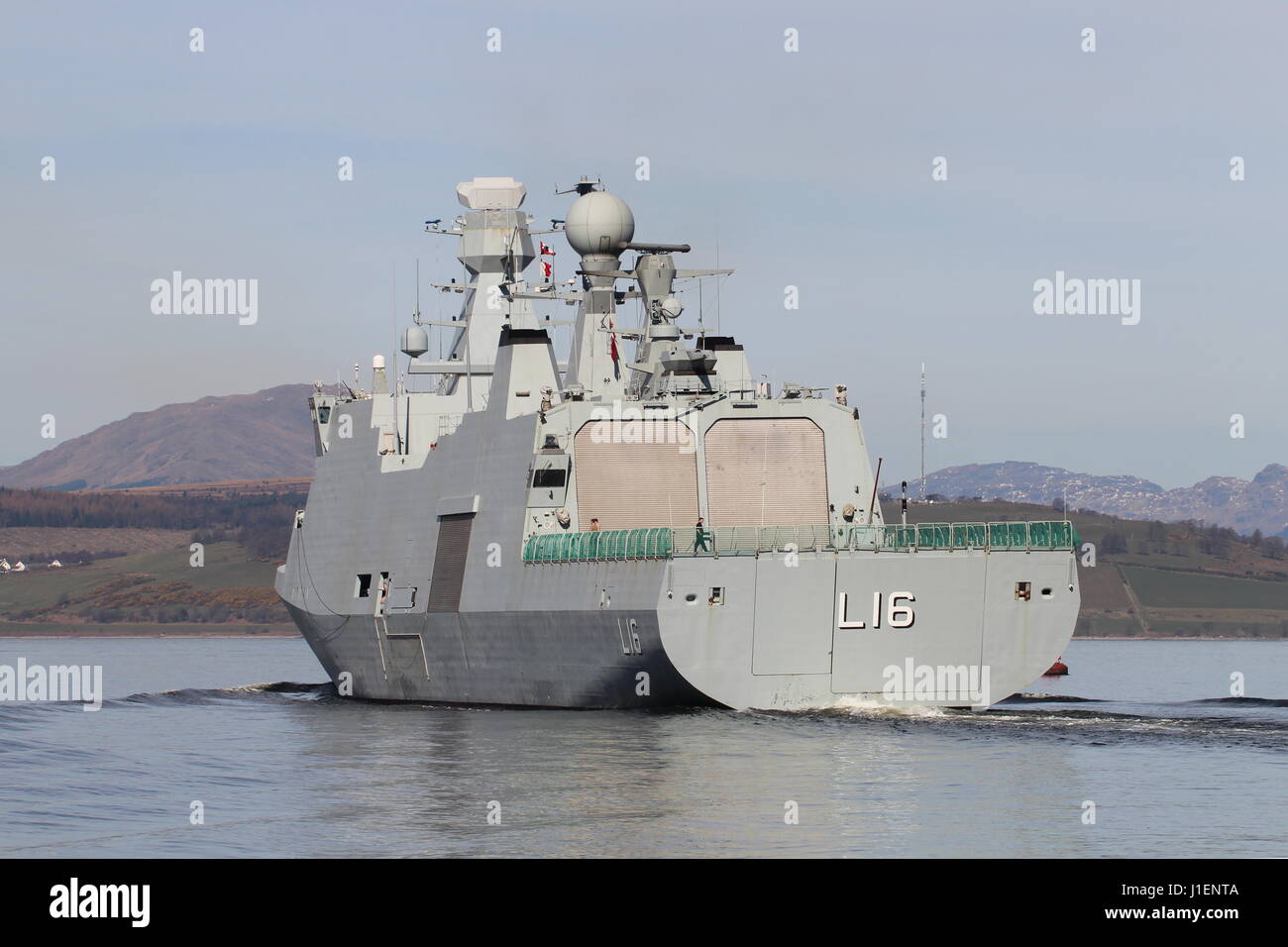 KDM Absalon (L16), une classe d'Absalon navire de commandement et de soutien de la Marine royale danoise, passant Greenock au début de l'exercice Joint Warrior 17-1. Banque D'Images