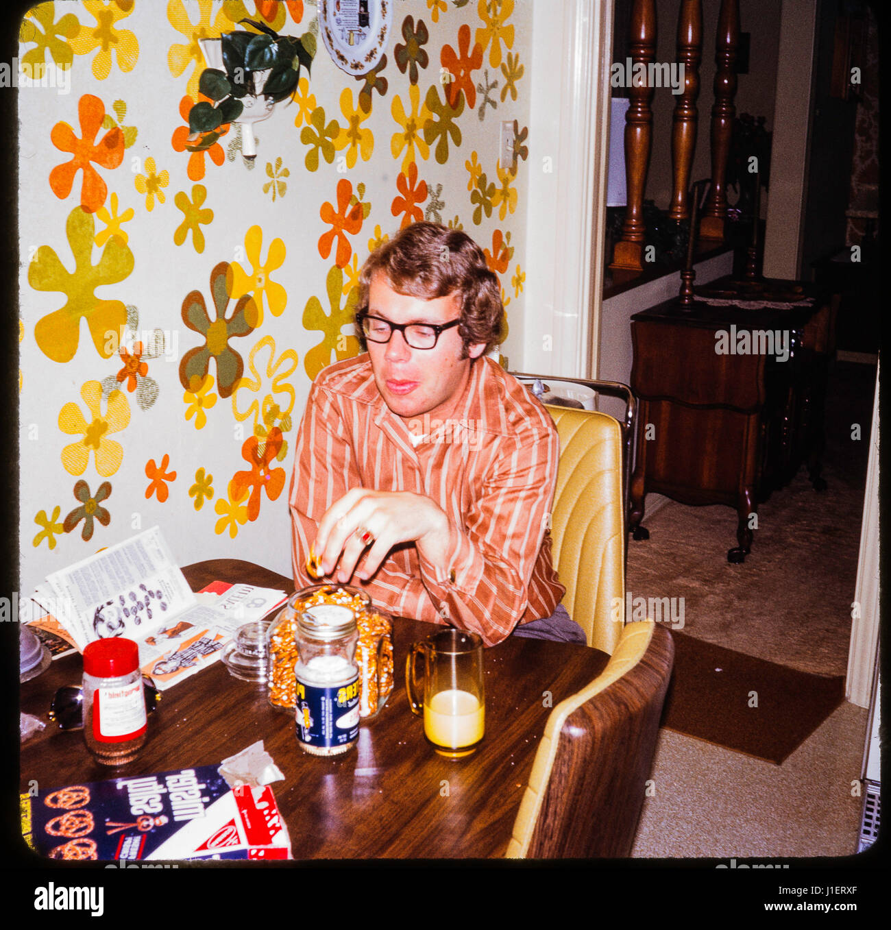 Diapositive 35 mm à la photographie. Look vintage avec boy sitting at table de cuisine. À partir de 1960 famille diapositive. Banque D'Images