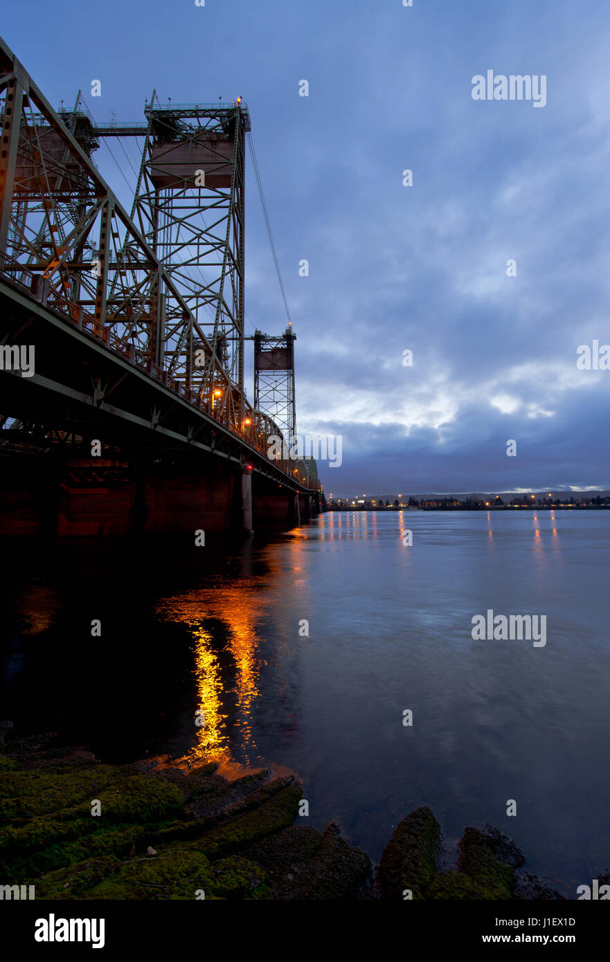 Fermes et de soutenir le pont-levis sur le large fleuve Columbia en soirée avec des reflets dans l'eau de la rivière Bridge et bâtiments feux chemins Banque D'Images