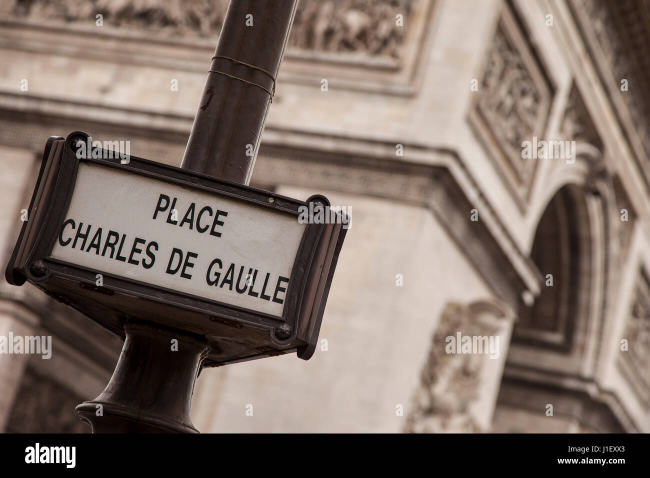 Place Charles de Gaulle signe à l'Arc de Triomphe rond-point sur les Champs Elysées, Paris, mild-de-France, France Banque D'Images