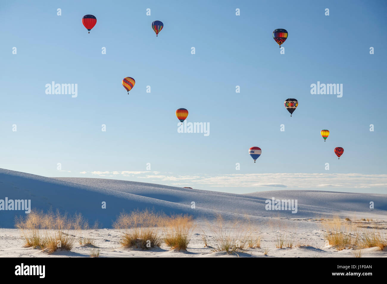 Les ballons à air sur des dunes de sable blanc et d'herbes, de montgolfières, White Sands National Park, Alamogordo, Nouveau Mexique, USA Banque D'Images