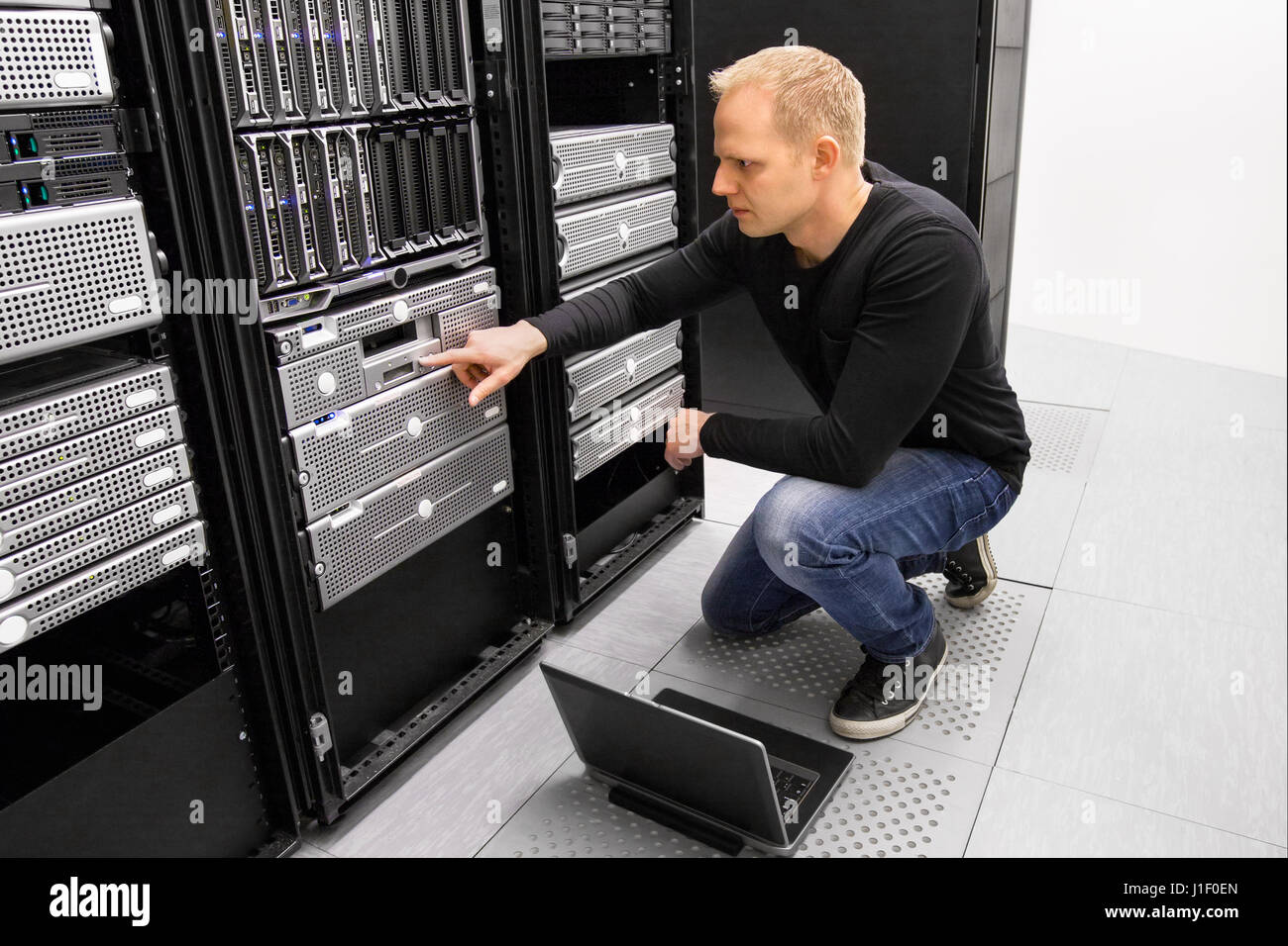 It consultant Travailler avec ordinateur portable en datacenter Banque D'Images