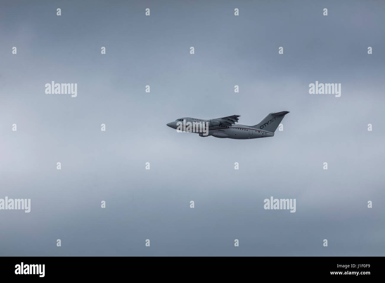 Avion décolle dans le ciel de l'aéroport de ville de Londres Banque D'Images