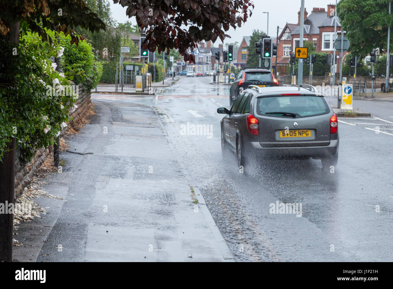 Le trafic sur un jour de pluie. Les voitures sur une route juste après la pluie, Lancashire, England, UK Banque D'Images