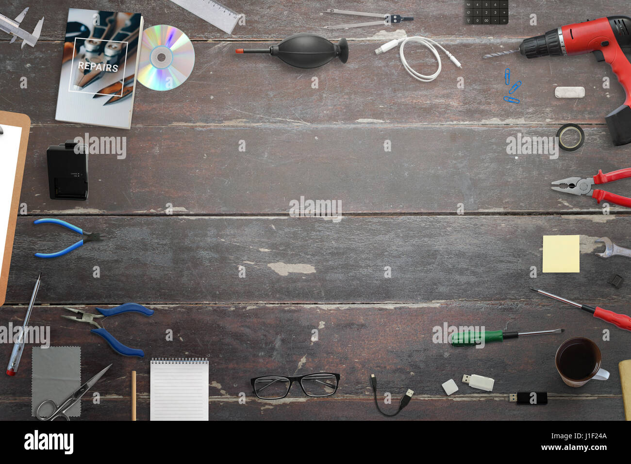 Outils de réparation sur un bureau en bois. Espace libre au milieu pour le texte. Surface d'artisanat. Vue d'en haut. Banque D'Images