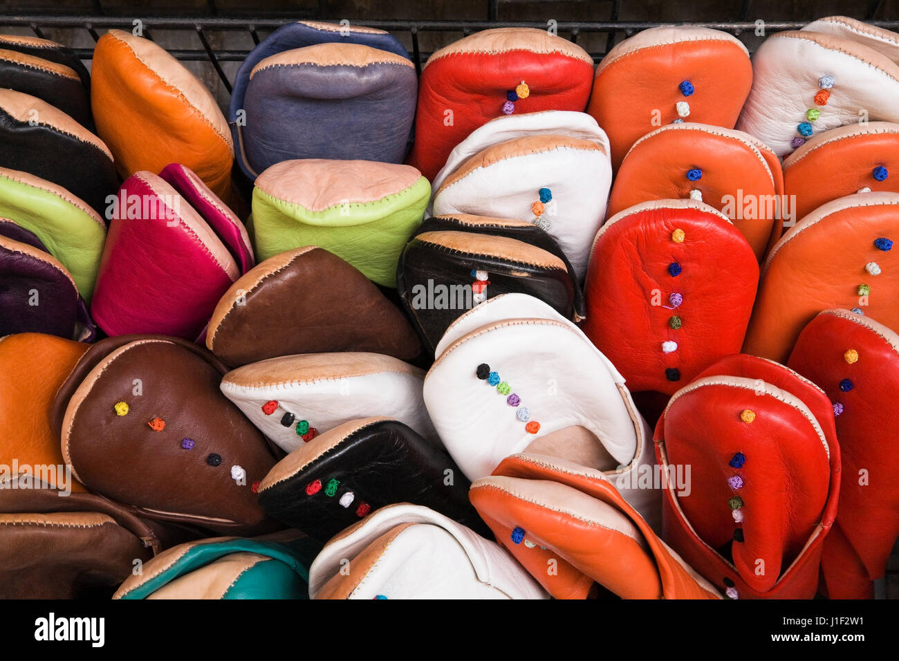 Chaussons en cuir à la vente à un souk arabe Banque D'Images