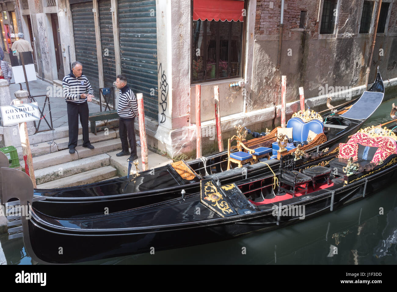 Gondoliers attendent les entreprises à Venise Banque D'Images
