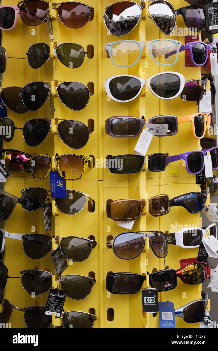 Présentoir avec des lunettes de soleil en vente, Marché By, Ottawa, Ontario, Canada. Banque D'Images