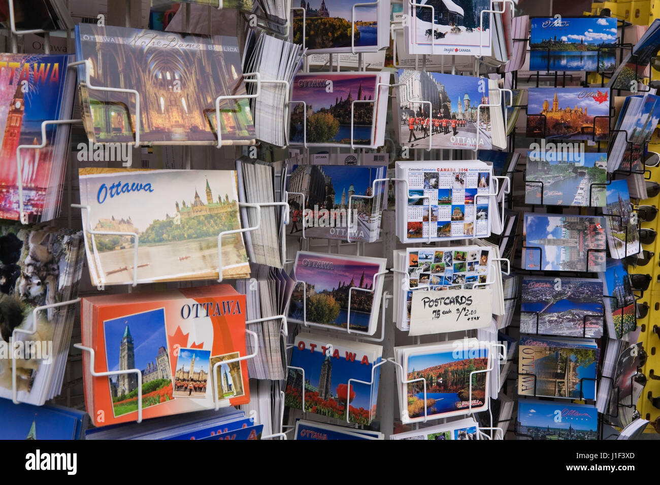 Présentoirs avec cartes postales souvenirs d'Ottawa à vendre, marché By, Ottawa (Ontario), Canada. Banque D'Images
