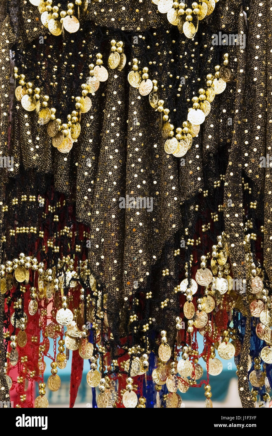 Close-up of a black et gris Le costume du danseur du ventre à la vente à un marché plein air, Marché By, Ottawa, Ontario, Canada Banque D'Images