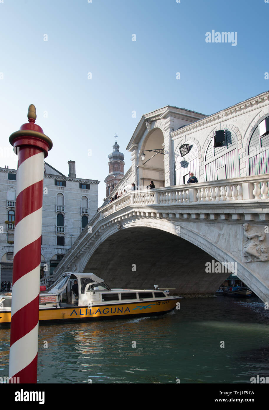 Grand Canal Venise Pont du Rialto vaporetto passant sous le pont Banque D'Images