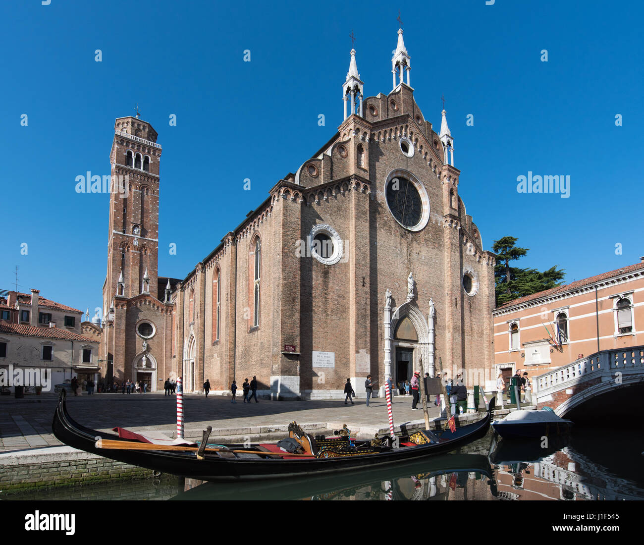 Venise l'église de Santa Maria Gloriosa dei Frari reflétée dans canal Banque D'Images