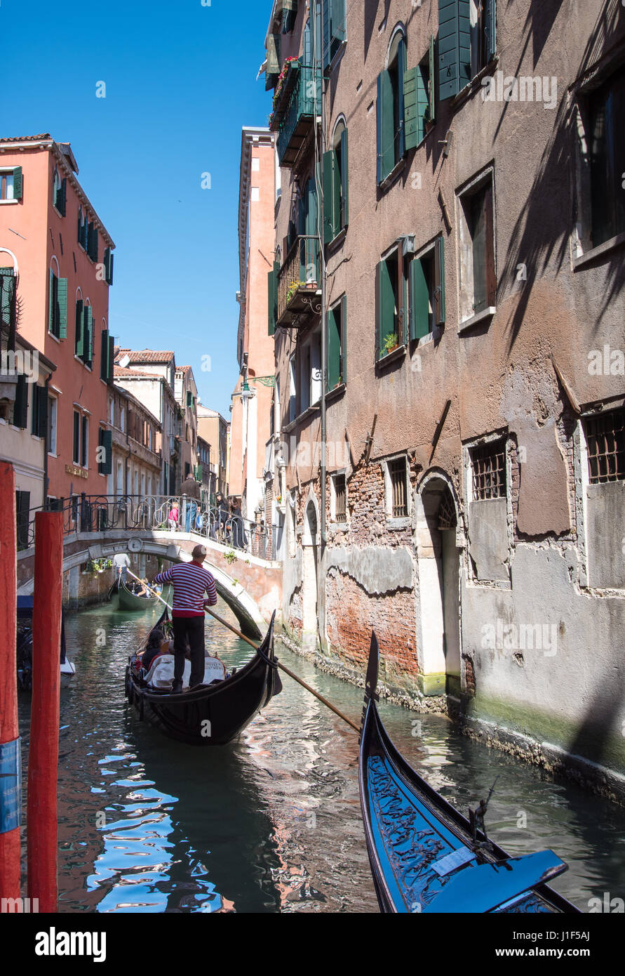 De direction à travers gondoles gondoliers petit canal à Venise Banque D'Images