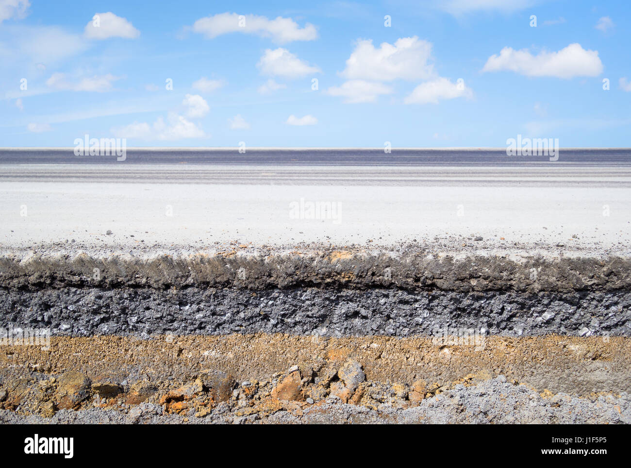 La section route asphaltée. Banque D'Images