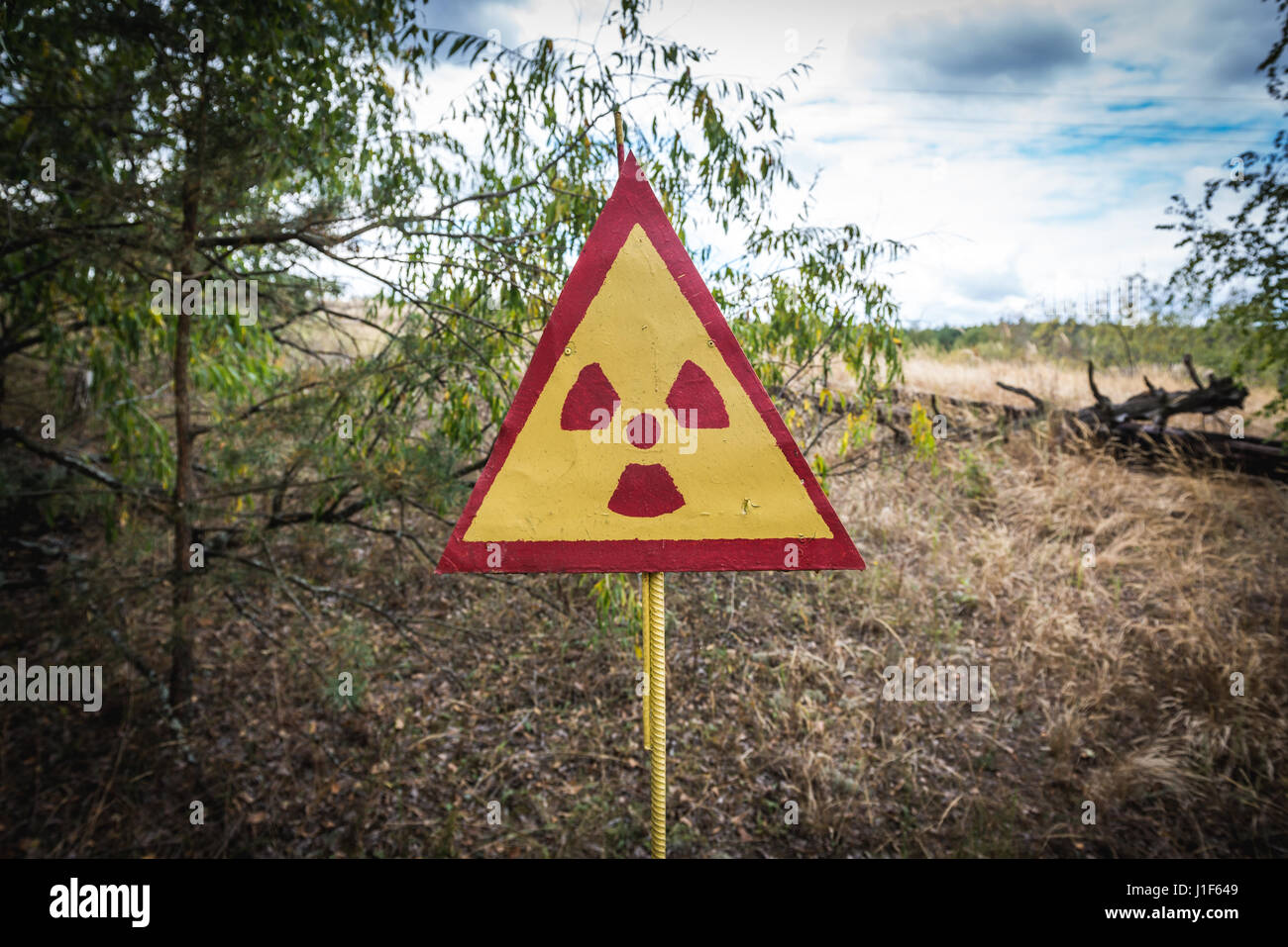 Radiations ionisantes panneau d'avertissement sur un cimetière dans la ville fantôme de Pripyat de centrale nucléaire de Tchernobyl en Ukraine, la zone d'Aliénation Banque D'Images