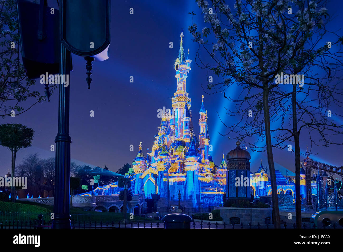 Cinderella's castle allumé pour le 25e anniversaire de Disneyland Paris 2017 Banque D'Images