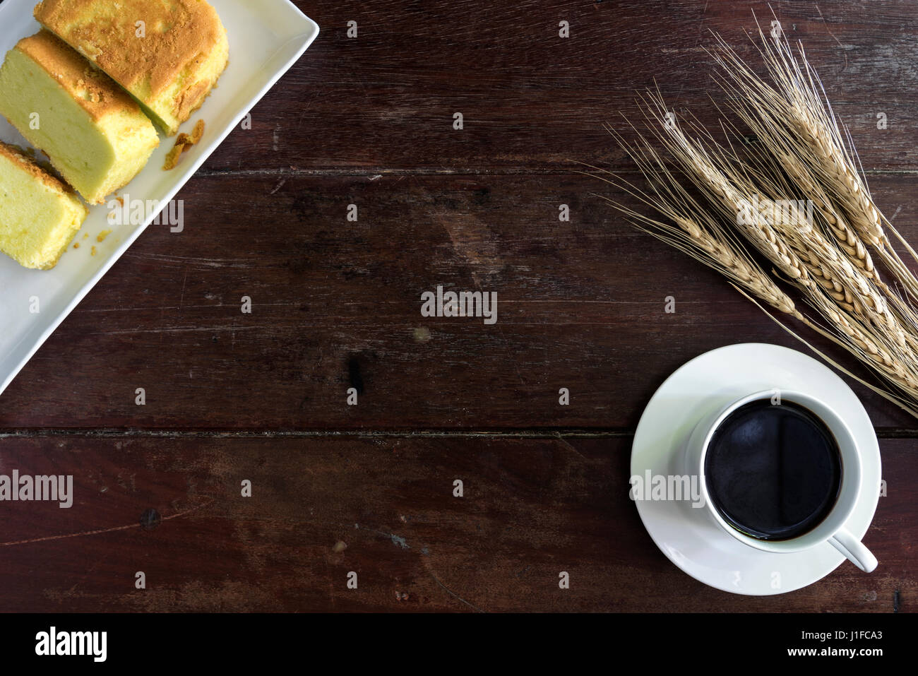 Tasse à café et soucoupe avec du blé et des gâteaux sur la table en bois avec copie espace Banque D'Images