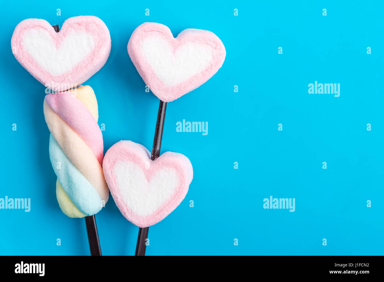 Bonbons coeur Saint-valentin sur fond bleu avec copie espace, vue du dessus Banque D'Images