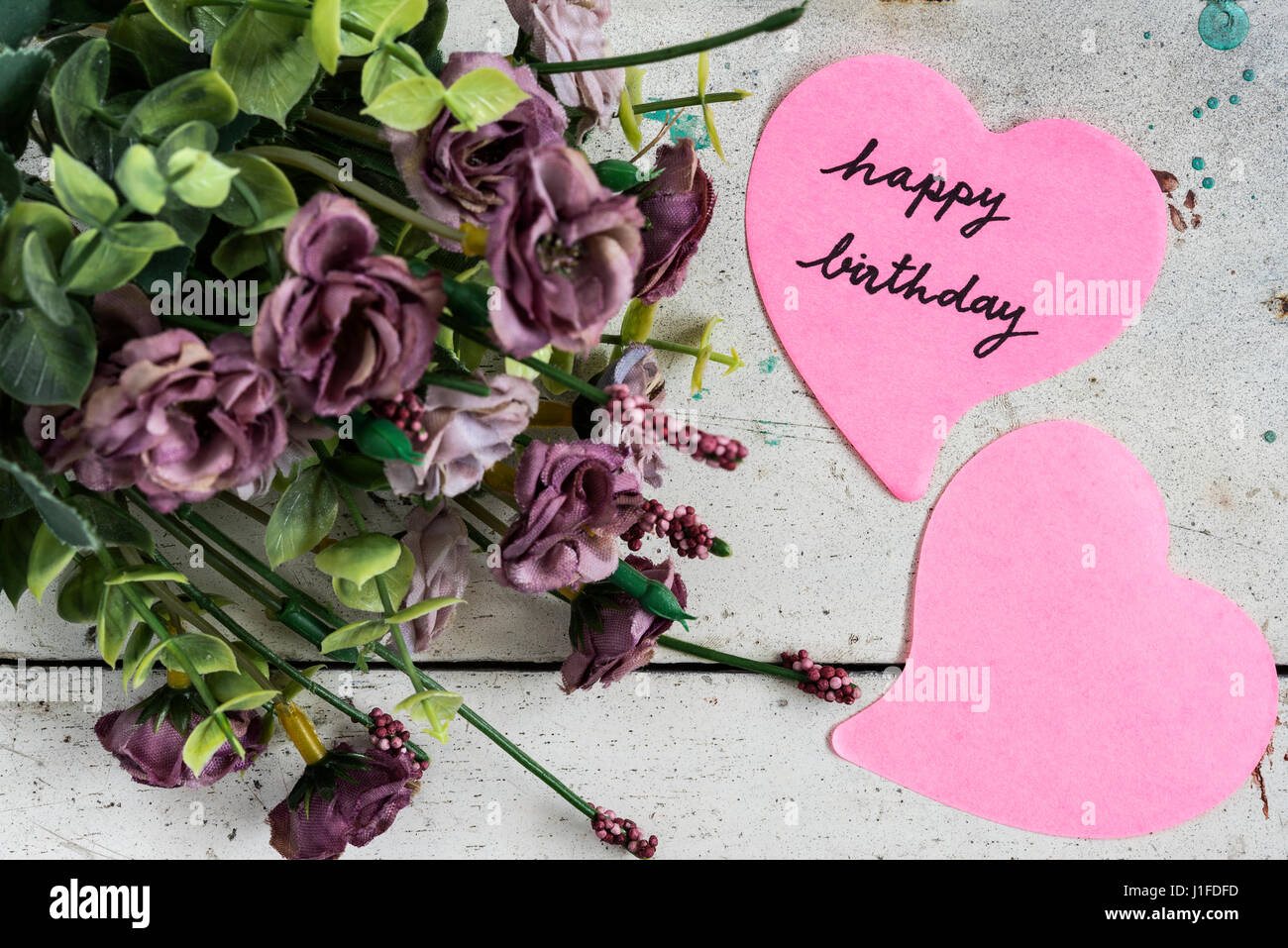 Joyeux Anniversaire Note En Forme De Coeur Avec Du Papier Violet Bouquet Sur Grungy Style Vintage Table En Bois Blanc Photo Stock Alamy