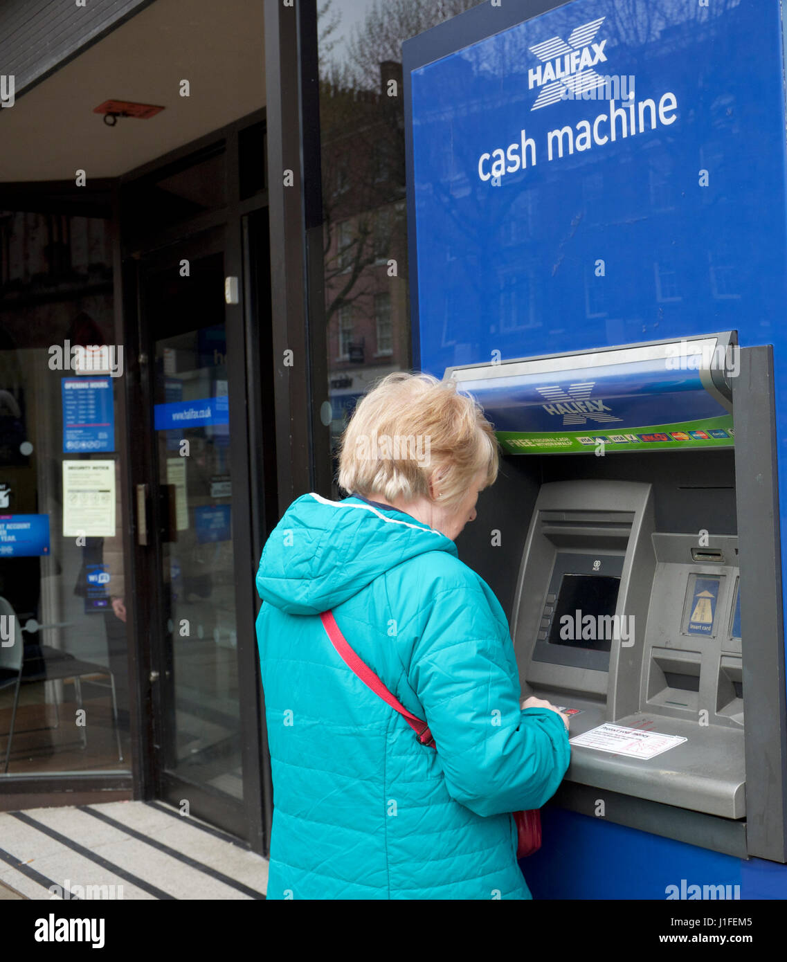 Une femme utilise un service jusqu'au centre-ville de New York Banque D'Images