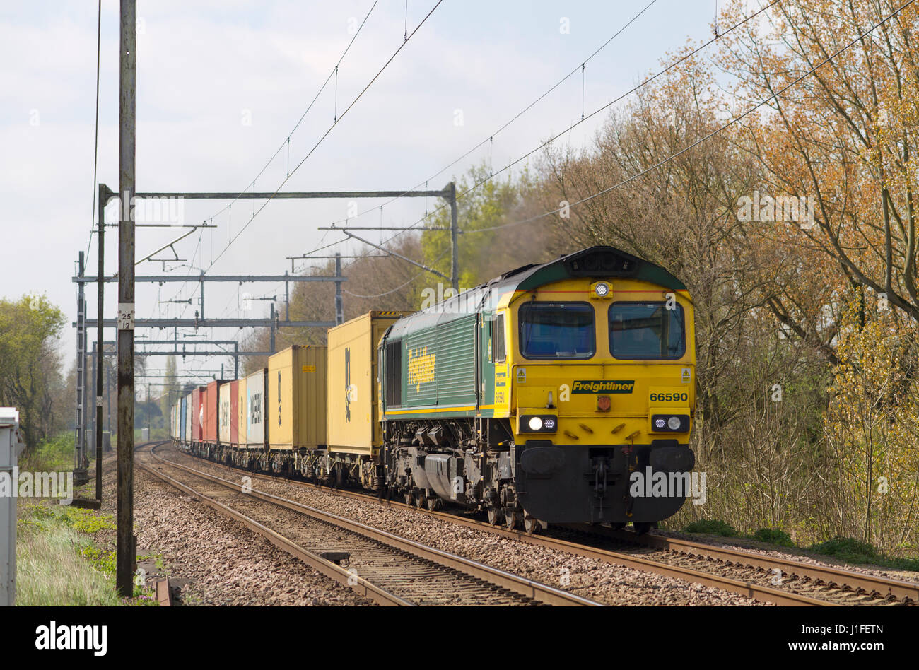 Une locomotive diesel de la classe 66 un service de freightliner à Margaretting. 7 avril 2017. Banque D'Images