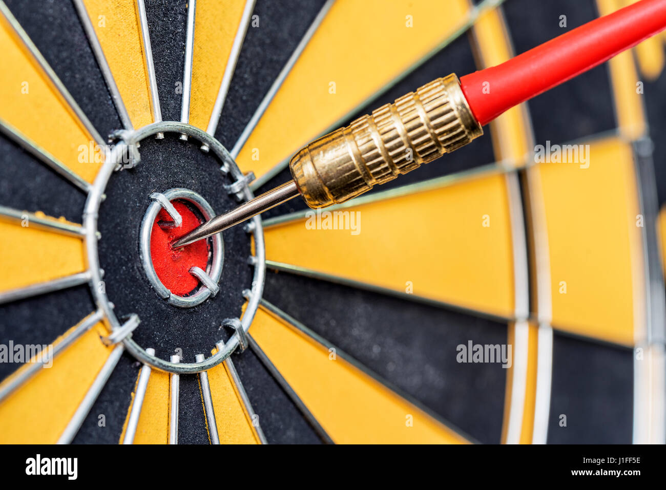 Dart rouge Gros plan sur la flèche dans la cible de fléchettes bullseye, business solutions et succès concept Banque D'Images
