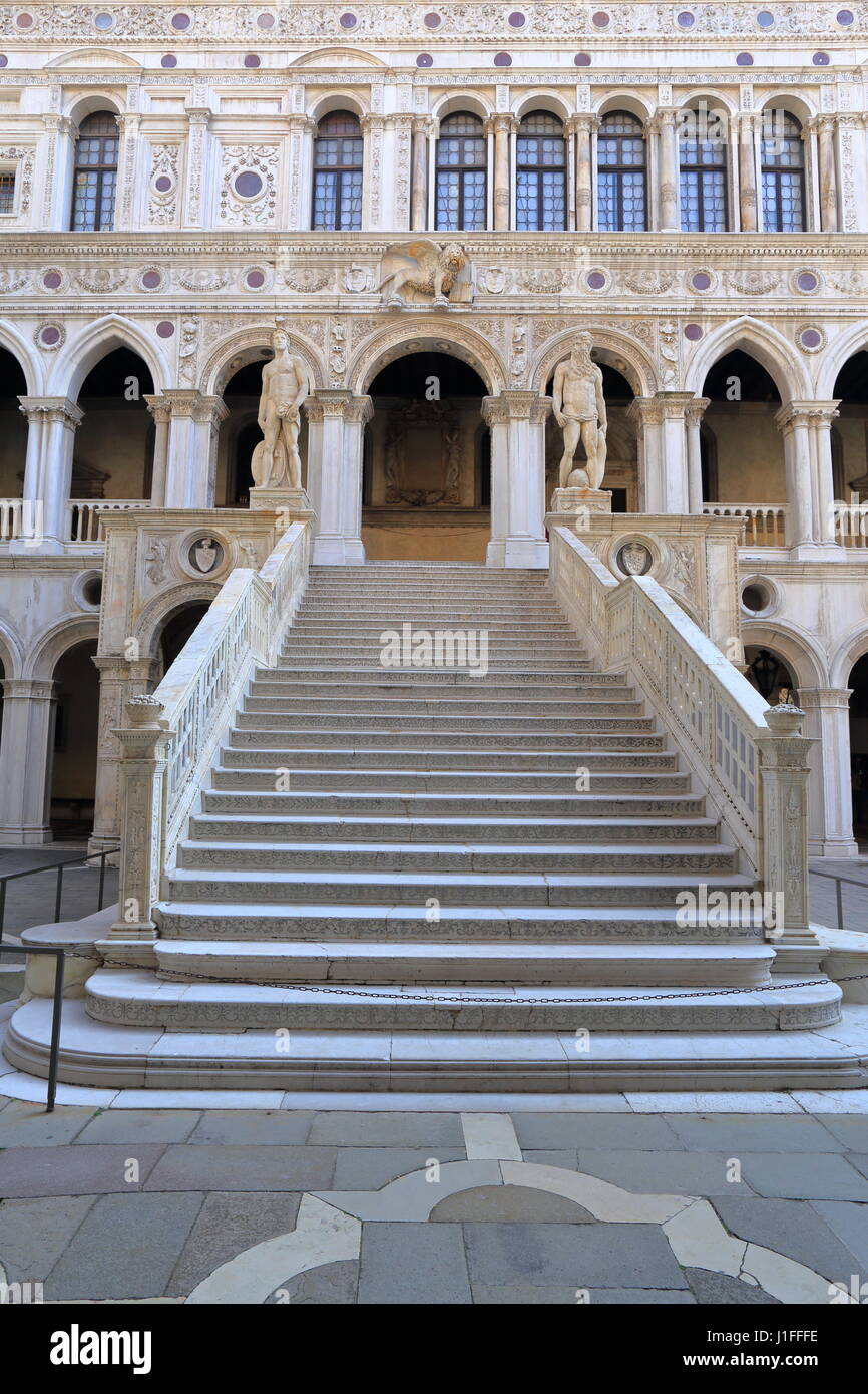 Le géant de l'escalier, l'Escalier des Géants, La Scala dei Giganti, flanqué de Mars et Neptune. Venise, Italie Banque D'Images