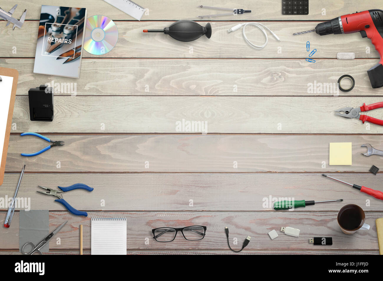 Outils pour la maintenance électronique. Vue de dessus de bureau en bois. Héros de l'espace libre, l'en-tête texte de l'image. Banque D'Images