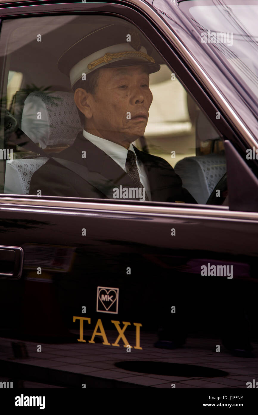 KYOTO, JAPON - Octobre 8, 2016 non identifié : chauffeur de taxi à Kyoto, au Japon. Le Japon a environ 260 000 d'exploitation des taxis à l'échelle nationale. Banque D'Images