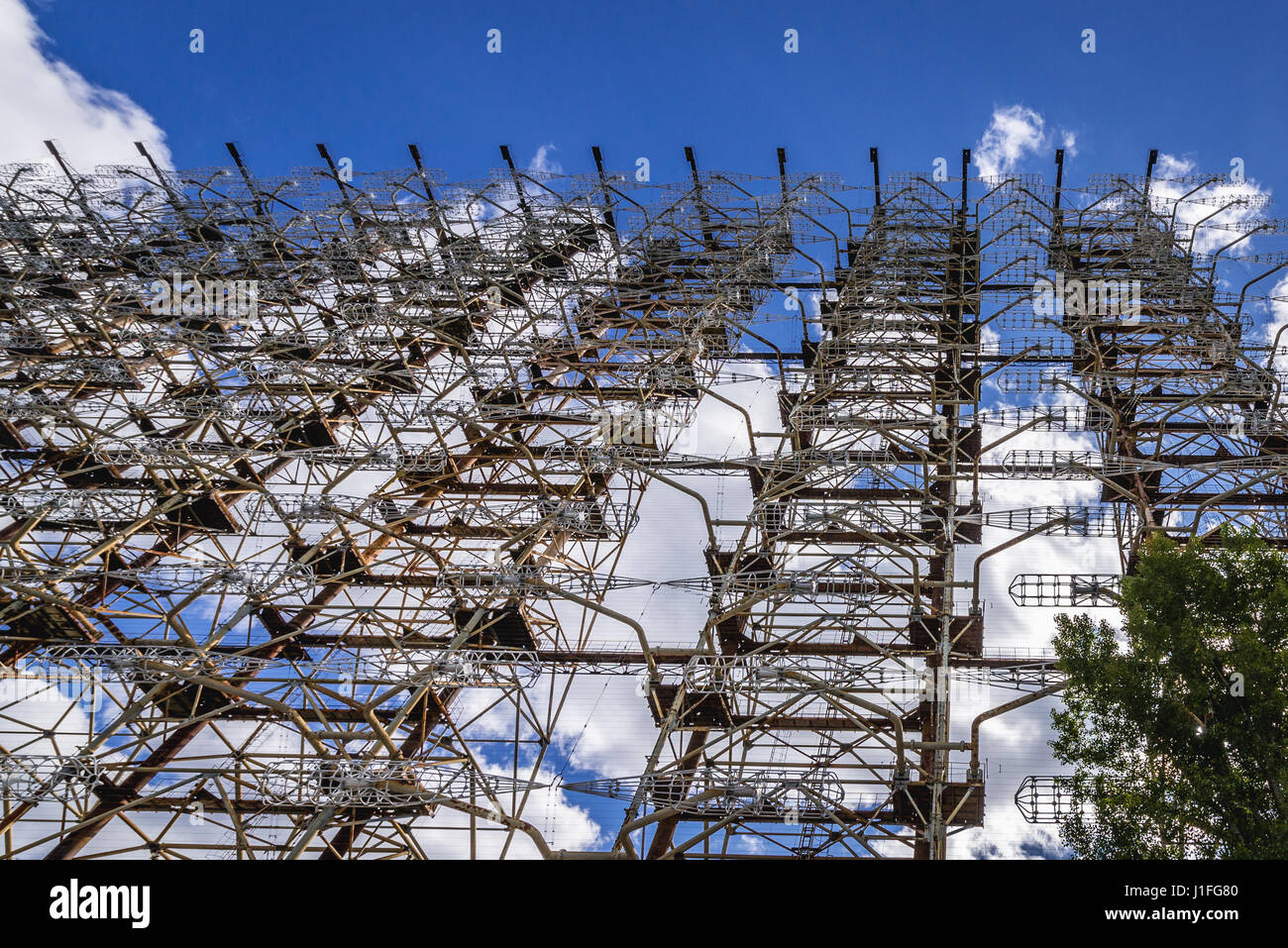 Vue du sol de l'ancien système radar soviétique appelé Duga près de Cherobyl en ville centrale nucléaire de Tchernobyl en Ukraine, la zone d'Aliénation Banque D'Images