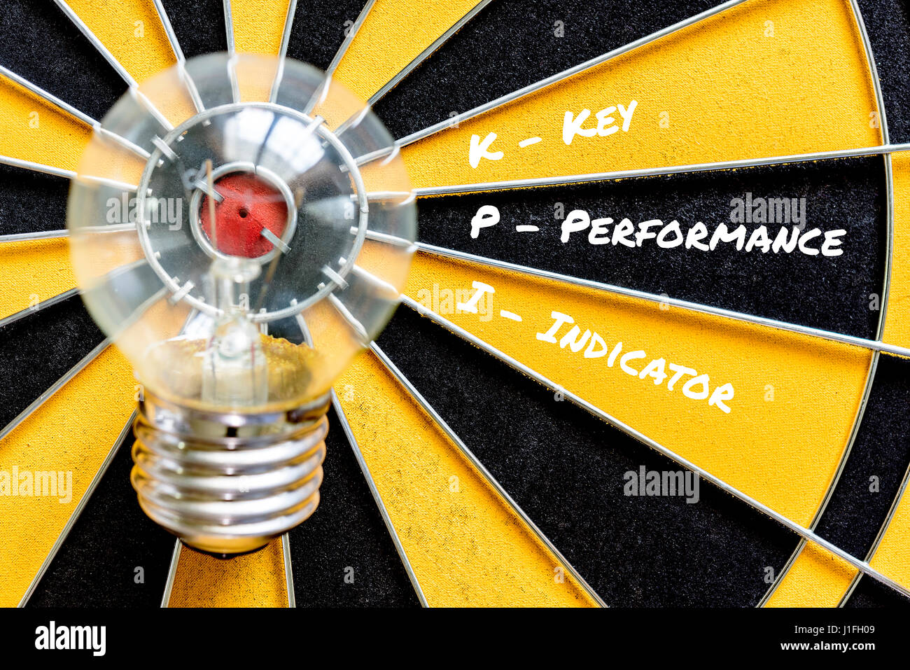 Indicateur de performance clé KPI avec idée d'ampoule sur cible de fléchettes, d'arrière-plan pour le succès des objectifs Smart business concept Banque D'Images