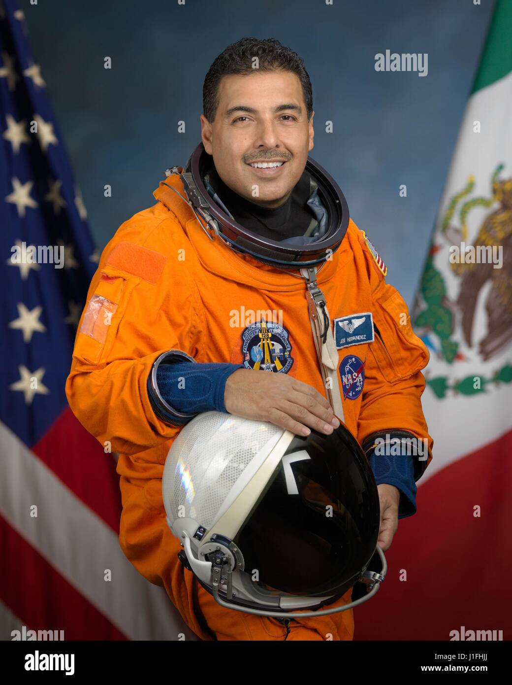 Portrait officiel de la NASA L'astronaute Jose Hernandez dans une combinaison spatiale orange au Centre spatial Johnson le 10 février 2009 à Houston, Texas. (Photo de la NASA NASA /photo via Planetpix) Banque D'Images