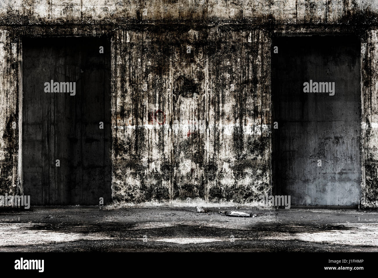 Bâtiment abandonné ghost lieu vivant avec deux portes, l'obscurité l'horreur et halloween concept d'arrière-plan Banque D'Images