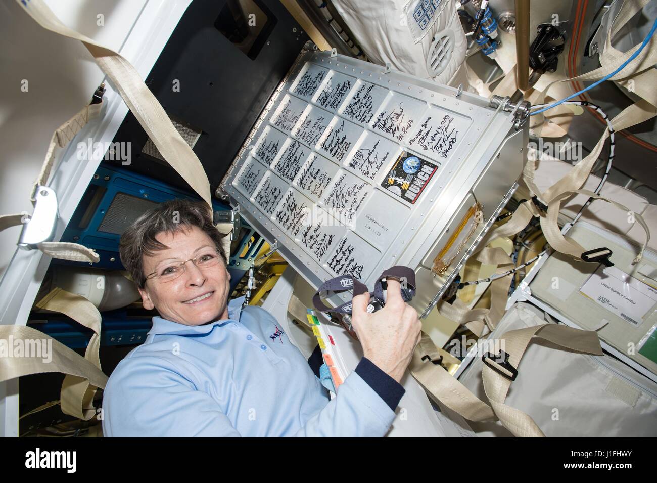 Expédition de la NASA 50 premier membre d'équipage l'astronaute américaine Peggy Whitson décharge spaceflight livré du matériel à la Station spatiale internationale par SpaceX CRS-10 Mars 9, 2017 dans l'orbite de la Terre. L'emballage des biens inclus dans le construit par les élèves Les élèves du secondaire de la NASA United avec la NASA pour créer le matériel (intuition). (Photo de la NASA NASA /photo via Planetpix) Banque D'Images