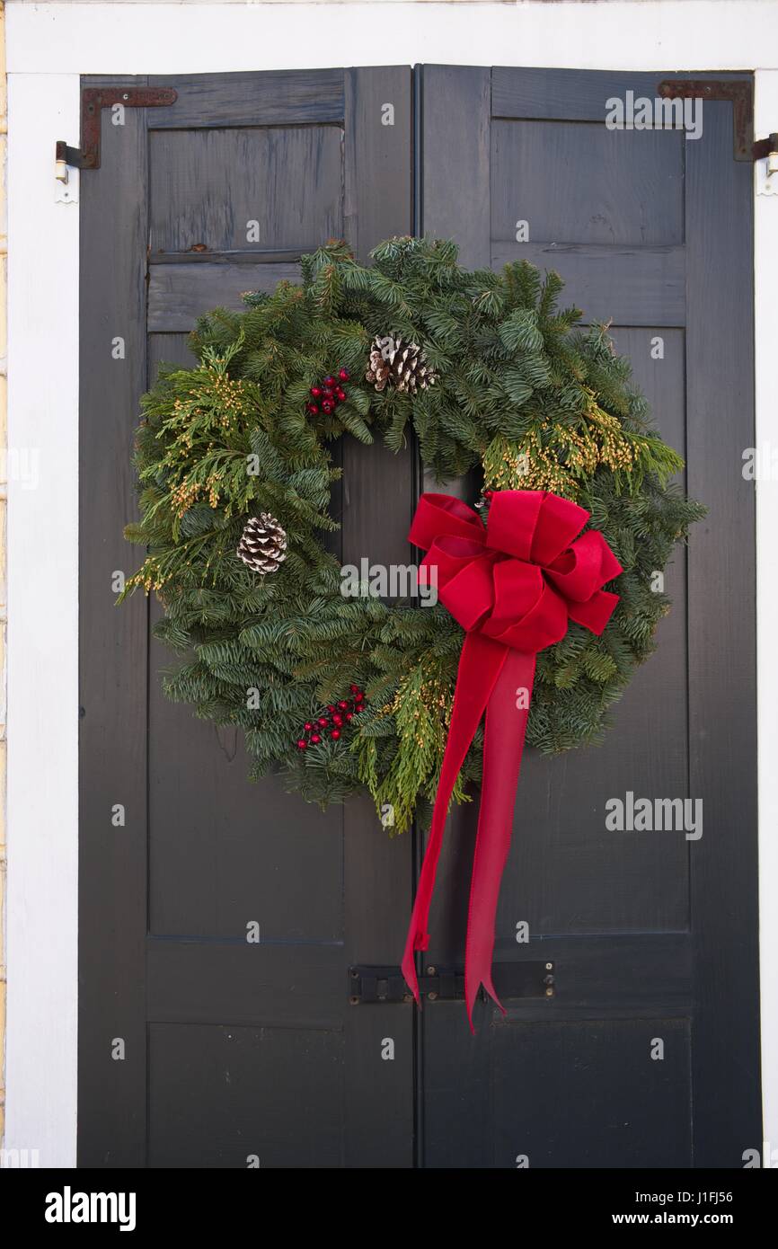 Une maison décorée avec une couronne de Noël sur la rue Church à Charleston, SC. Banque D'Images