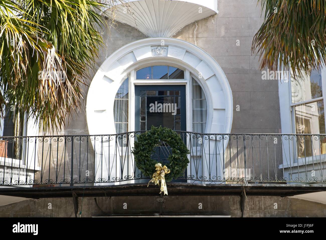 Une maison décorée avec une couronne de Noël sur Meeting Street à Charleston, SC. Banque D'Images