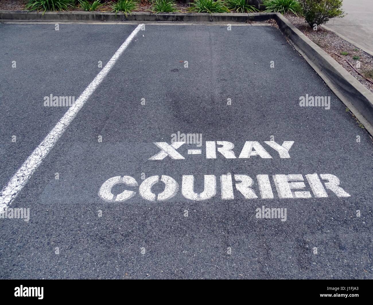Une place de parking réservée pour X-ray Couriers Banque D'Images